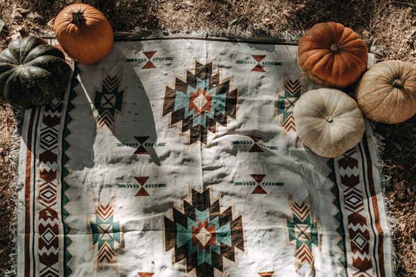 Comment intégrer des textiles orientaux dans sa décoration ?